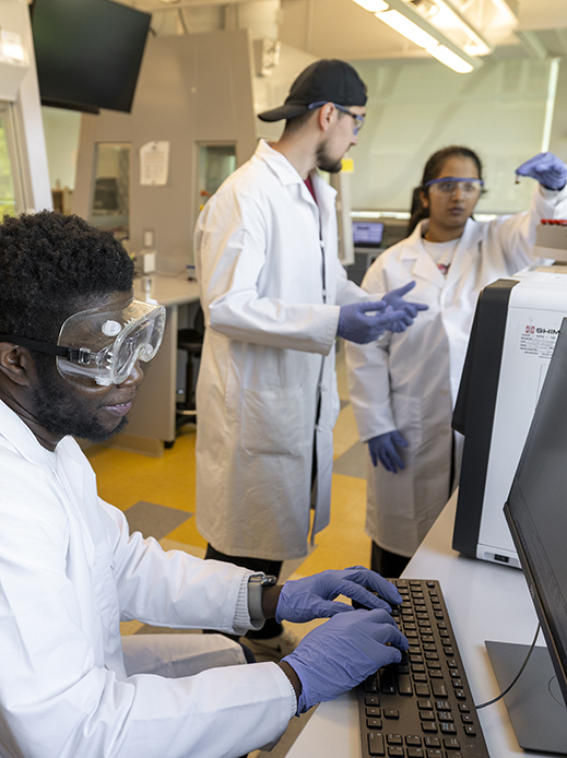 Undergraduate students doing research in a Chemistry lab.